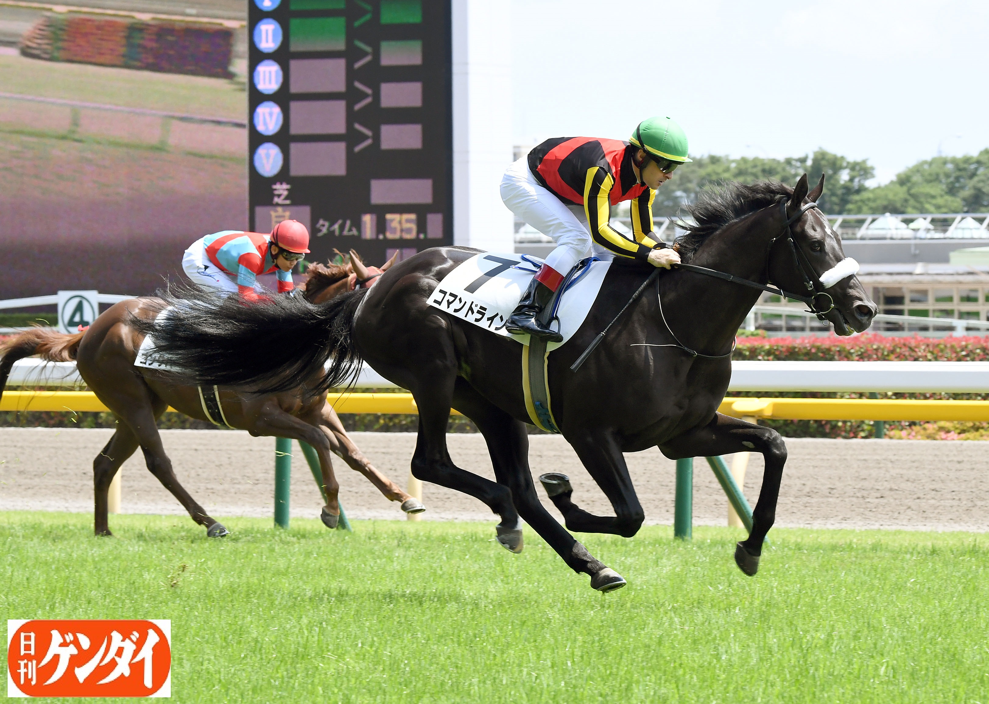 日刊ゲンダイ 競馬 東西の２歳新馬戦のゴール前を 中京５ｒを制したのは 父エピファネイア 母クラウンドジャックのクラウンドマジック 東京５ｒ 父ディープインパクト 母コンドコマンドのコマンドラインが３馬身差ｖ クラウンドマジック コマンド