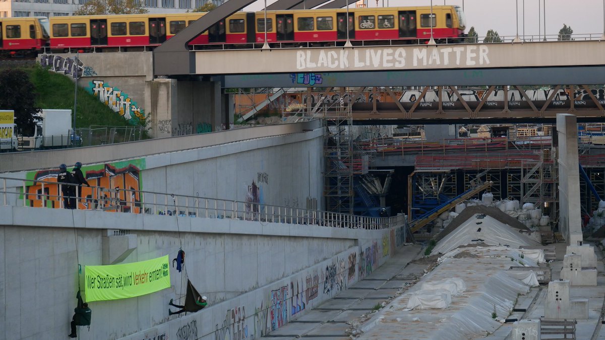 Die A100 ist mit 200.000 Euro pro Meter Asphalt das teuerste Autobahnprojekt der Republik. Zugleich besitzen in Berlin weniger Menschen Autos als in jeder anderen Stadt. Öffentliches Geld muss also in den ÖPNV und Rad-Infrastruktur statt die #A100 fließen! #MobilitätswendeJetzt