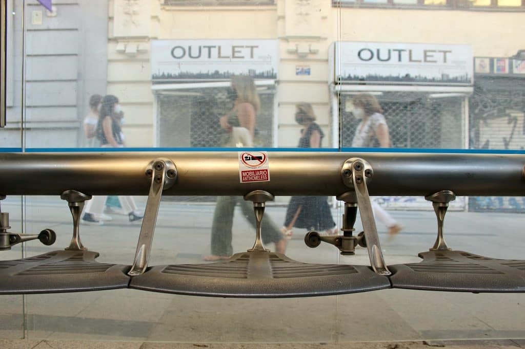 madridnofrills's tweet photo. Meet design student duo Carmen and Pablo who, through street tag art as 'Mobiliario Anti-homeless' are raising awareness of Madrid's anti-homeless architecture.

Read: 
🇬🇧https://t.co/dQI4vHBWHg
🇪🇸 https://t.co/yP8lomSF19
🇫🇷 https://t.co/0cST6i5RMp https://t.co/q2QZnz4hVi