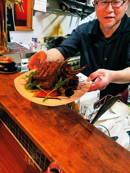 店を一旦閉めると言うことなので、店長とお肉と共に撮影させていただきました。 