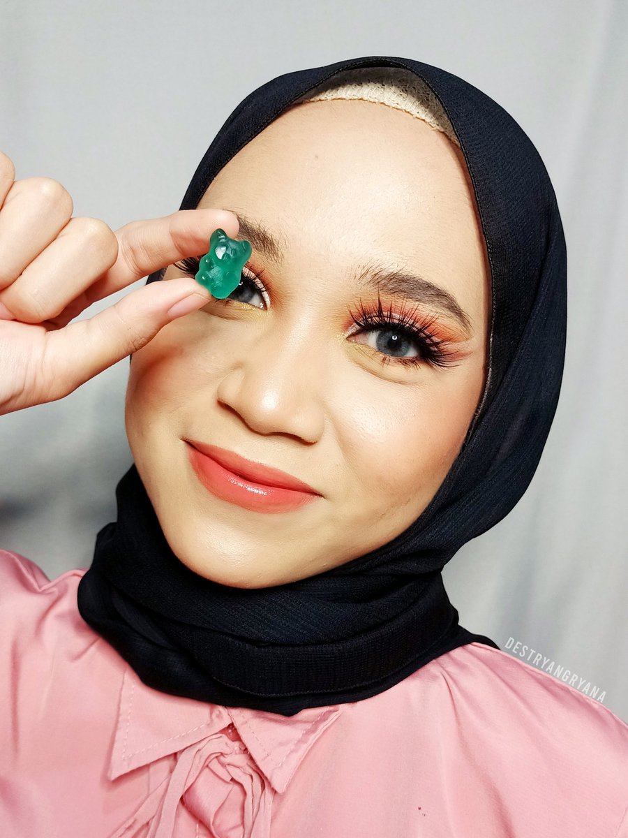 destryangryana's tweet photo. Something gummy from @dearmebeauty 🐻🐻
Bisa tebak gak geng ayoo 👀✨
#LocalsBetterTogether #NostalgiaBarengYupi #DearMeBeauty https://t.co/fYSfUvTVrN