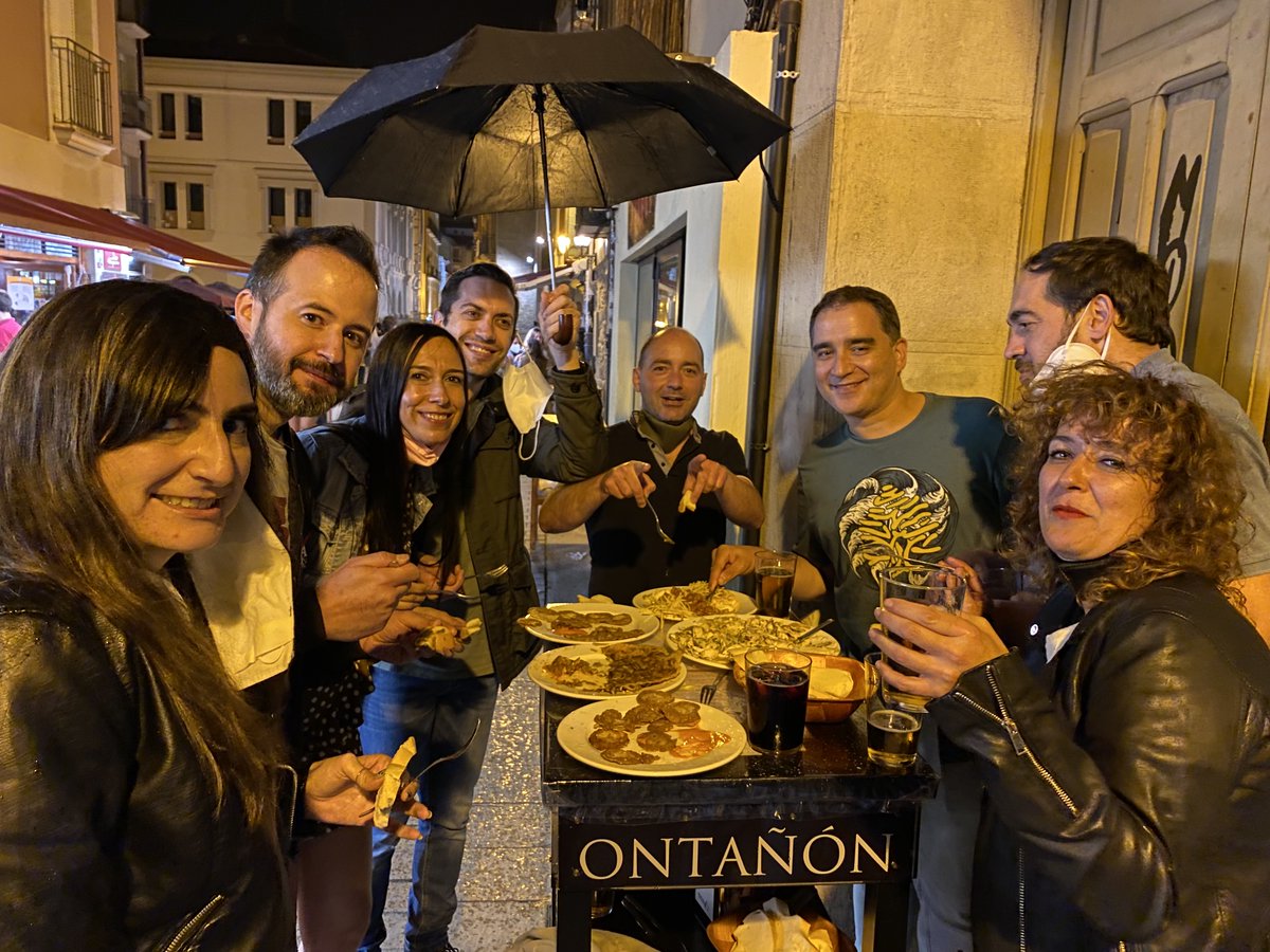 Se nota que los #riojanos somos gente de recursos 🤔. ¿Que nos hemos venido para #LaLaurel y se pone a chispear 🌧  ? Pues sacamos el paraguas ☂️ y ¡a seguir #disfrutando! Aunque esa mesa repleta de delicias 🥘🍻🍷 también contribuirá un poco a esas caras de #felicidad 😁