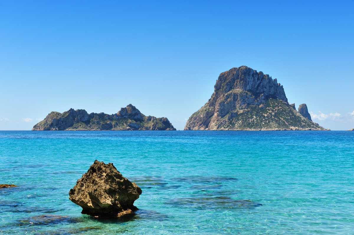 😌 Cierra los ojos... imagina que ya estás en #Ibiza. Muy pronto este deseo se hará realidad, te lo garantizamos.🤗 Ibiza y las Islas Baleares te esperan.