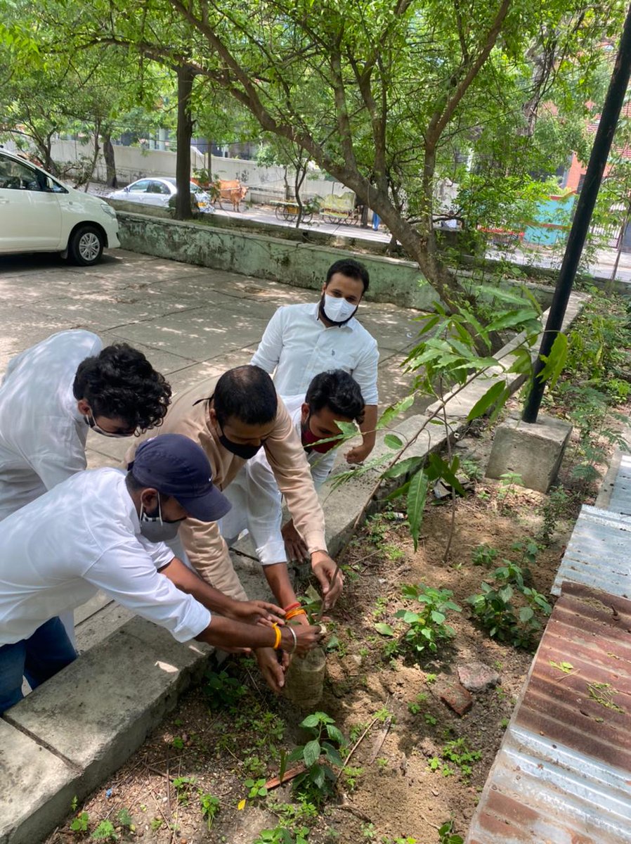 Pranavpandey95's tweet photo. सांसे हो रही हैं कम, आओ पेड़ लगाएं हम।
 
विश्व पर्यावरण दिवस के अवसर पर आज लखनऊ में कांग्रेस MLC श्री @DeepakSinghINC जी के साथ मिलकर वृक्ष लगाए। तथा पर्यावरण को बचाने का प्रण लिया।
#विश्व_पर्यावरण_दिवस_2021 https://t.co/y4PsTiGaf6