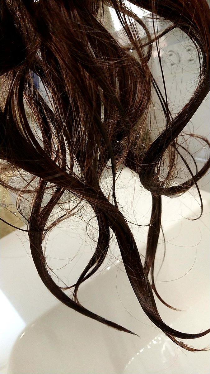 流れで下半身への導線にするつもりだったのですが意図が分からない絵になったので急遽スケベ紐的な物を追加しました。素体はDAZに適当にマーベラスで布を被せたものを使用、髪はディテールがシンプルだったので凝ったものにしようとウィッグを濡らして合成しました、水滴も写真取り込みました 