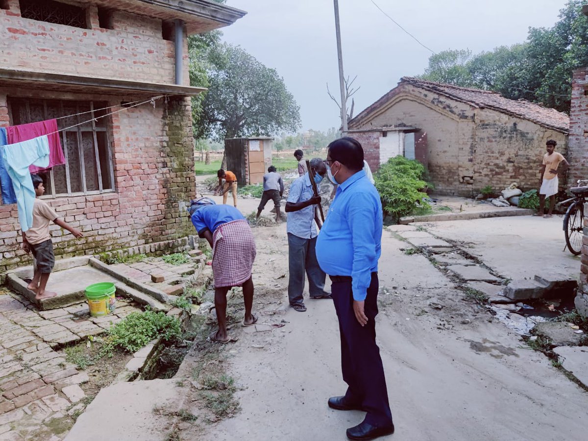 BahraichDpro's tweet photo. कोविड-19 एवं अन्य वेक्टर जनित रोगो की रोकथाम हेतु 
विशेष स्वच्छता अभियान के तहत ग्राम पंचायत डीहा विकास खण्ड -चितौरा  में  सेनिटाइजेशन एवं साफ सफाई करते हुए सफाई कर्मचारी एवं निरिक्षण करते हुए डी०पी0आर0ओ0 महोदय जनपद-बहराइच
@UPGovt 
@CMOfficeUP 
@DMBahraich 
#CovidIndia 
#COVID19 https://t.co/gLDn27Ch2O