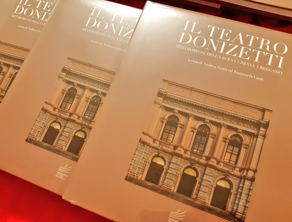 Si presenta al <a href="/Teatrodonizetti/">Fondazione Teatro Donizetti</a> il libro sul ruolo del teatro nella scena urbana della città. <a href="/giorgio_gori/">Giorgio Gori</a>: "#Bergamo esce dalla vicenda covid19 ripensandosi diversa, meno provinciale, più bella e internazionale. Il Teatro è palcoscenico e simbolo di questa trasformazione."