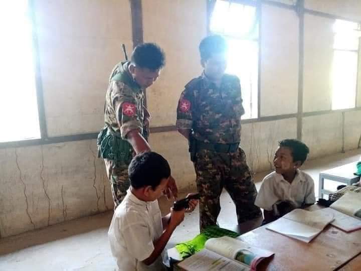 🔴A very dangerous act in #Myanmar now:Members of SAC enter the classroom with full weapons and allow children to touch and try these weapons. Children can become acquainted with armed conflict and become motivated to become part of it. 
#WhatsHappeningInMyanmar
#Jun5Coup