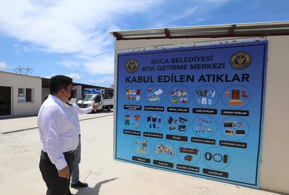 bucaarge's tweet photo. Dünya Çevre Günü’nde Buca’nın dönüşüm merkezi hizmette

Buca’nın geleceği için geri dönüşümü kent geneline yayarak Atık Getirme Merkezi’ni hizmete açtık. Bucamızda toplanan atıklar, merkeze getirilerek 13 kategoride ayrıştırılacak. #DünyaÇevreGünü https://t.co/ydmmhMUMTF