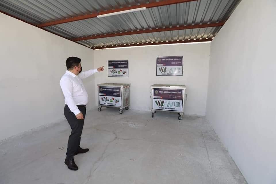 bucaarge's tweet photo. Dünya Çevre Günü’nde Buca’nın dönüşüm merkezi hizmette

Buca’nın geleceği için geri dönüşümü kent geneline yayarak Atık Getirme Merkezi’ni hizmete açtık. Bucamızda toplanan atıklar, merkeze getirilerek 13 kategoride ayrıştırılacak. #DünyaÇevreGünü https://t.co/ydmmhMUMTF