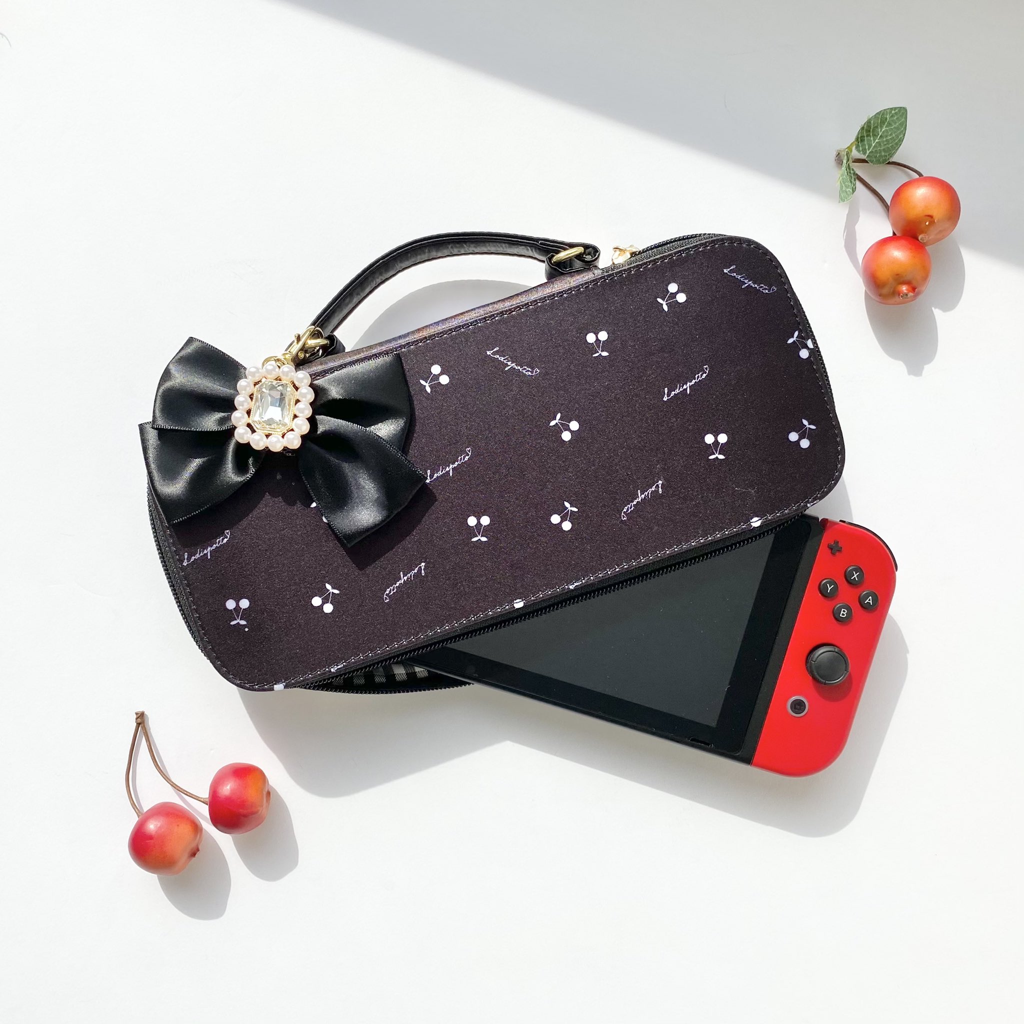 Lodispotto ロディスポット 𝑅𝑒𝑐𝑜𝑚𝑚𝑒𝑛𝑑 𝐼𝑡𝑒𝑚 大人気のpetit Cherry ガジェットケース 人気のゲーム機やペンライトも ぴったり入るサイズに仕上げました 裏地もギンガムチェックで 細部までぬかりなく可愛い 内ポケットには 充電