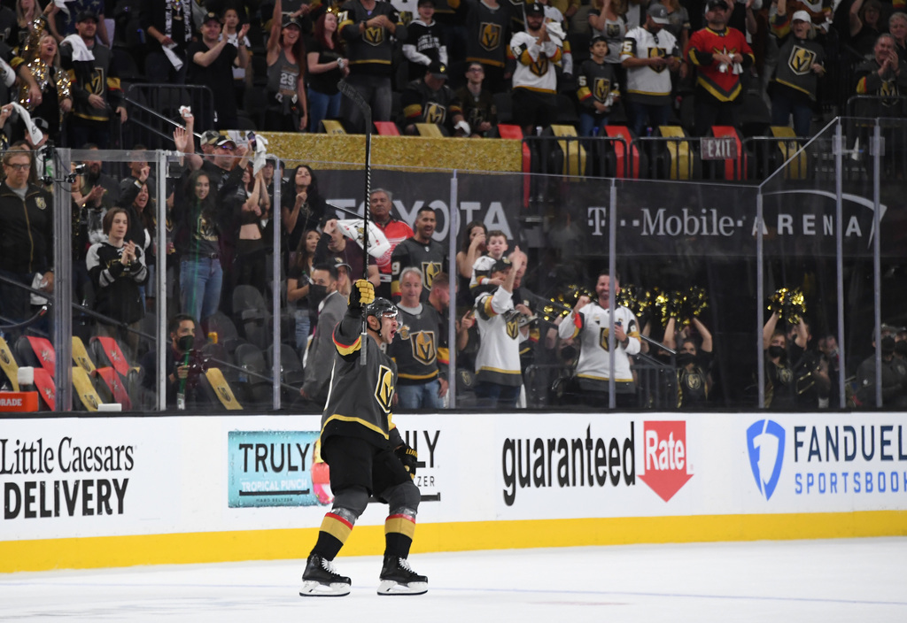 ESPNInsights's tweet photo. The Golden Knights had never erased a 1-goal deficit in the 3rd period in the playoffs by scoring 2 goals in 45 seconds.

Until tonight. https://t.co/ZQ8NzFjrFt