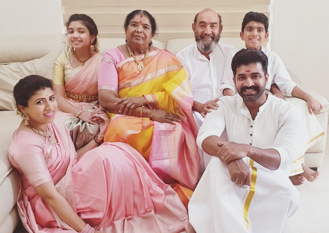 arunvijayno1's tweet photo. தஞ்சை மாவட்டத்தின் கிராமங்களில், ஒரு விவசாய குடும்பத்தில் இருந்து பிறந்து வளர்ந்தவர்கள்  எனது தந்தையும் தாயும் என்பதில் பெருமை அடைகிறேன். 
தமிழன் என்பதில் பெருமிதம் கொள்கிறேன்!!💪🏼🙏🏼 
நமது கலாச்சாரத்தை அடுத்த தலைமுறைக்கு எடுத்துர���ப்போம்..
#myculturemypride https://t.co/Jw6HNRZkf5