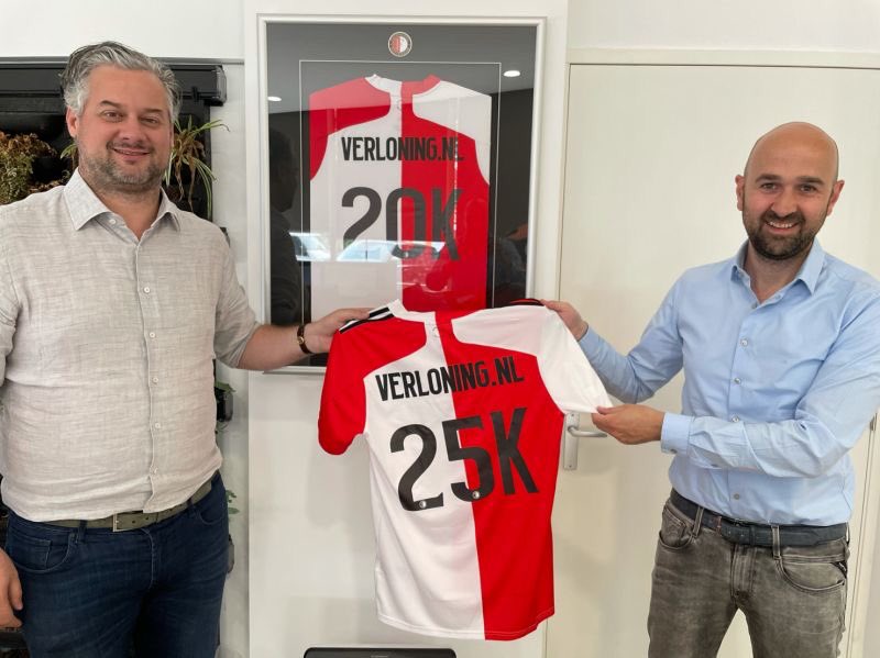 Geweldige mijlpaal voor Verloning.nl, de eerste Feyenoord Accelerator Partner. Grens van 25.000 klanten werd gisteren gepasseerd.

Collega Wessel Boot (rechts) verraste eigenaar Edward Belgraver met een aanvulling voor de collectie...

#feyenoordaccelerator