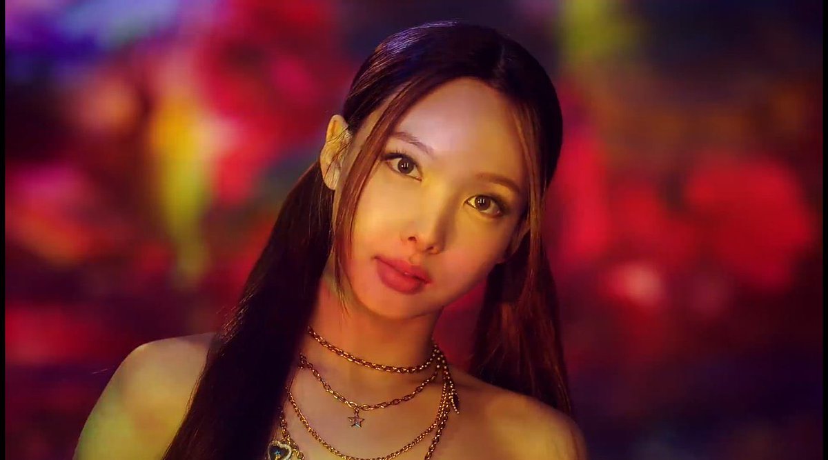 nayeonsfile's tweet photo. can’t wait to welcome taste of love era and give us another iconic nayeon, but before we say goodbye to icsm era, let’s appreciate that she gave us THIS nayeon <3 https://t.co/kiKa8kEyU3