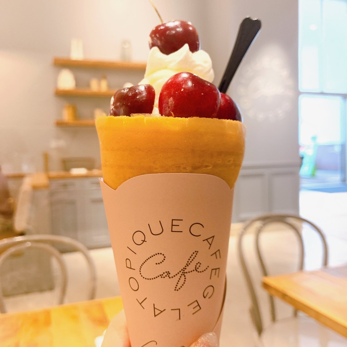 masudananae's tweet photo. ひとりでクレープを食べる女 https://t.co/h6c7OAMsPJ