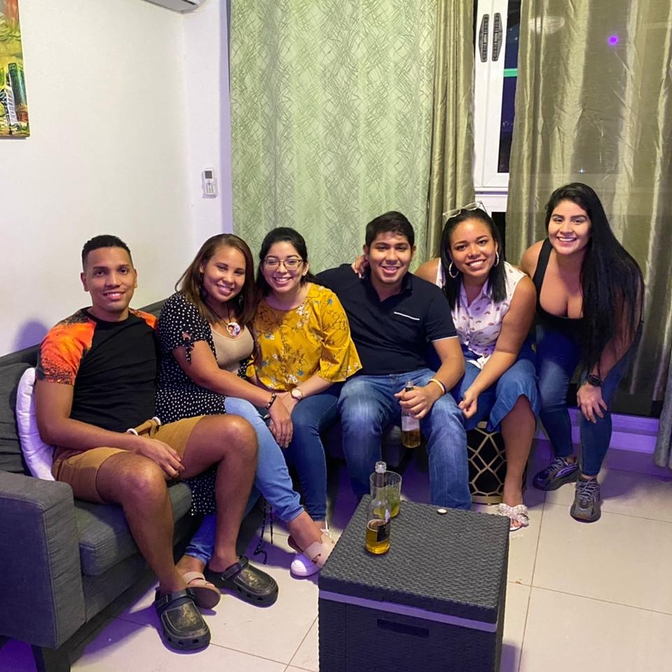 mjqr05's tweet photo. De los mejores años de mi vida aquí ❤️ #Prom10 https://t.co/8fqSuX6qnL