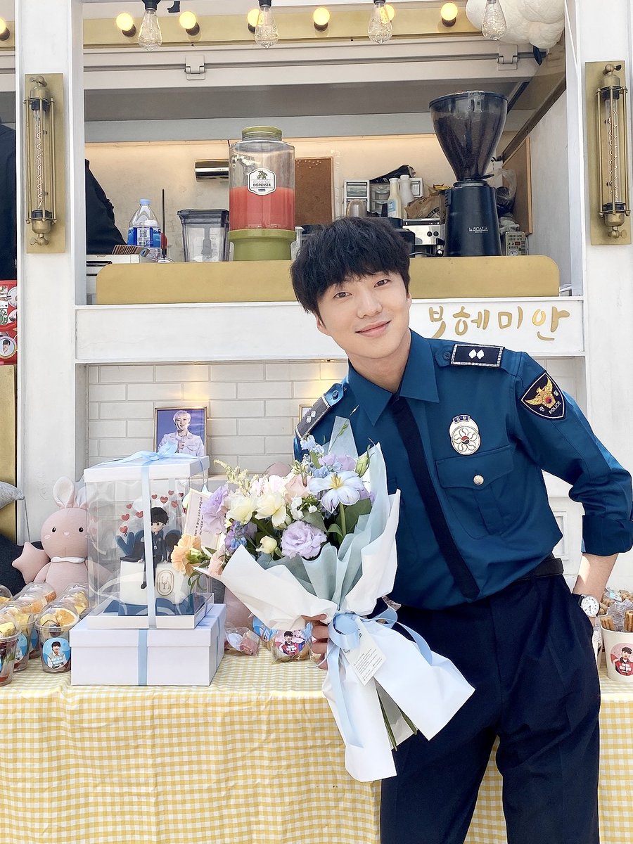 official_yoon_'s tweet photo. 하하 침 이거 참.. 몸 둘 바를 모르겠습니다ㅠ 덕분에 더 사랑받으며 촬영합니다!! 고마워요!!🙏🏻💙🙏🏻💙 https://t.co/DHujxr2cht
