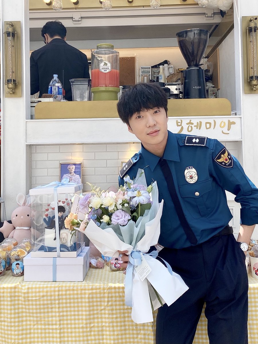 official_yoon_'s tweet photo. 하하 침 이거 참.. 몸 둘 바를 모르겠습니다ㅠ 덕분에 더 사랑받으며 촬영합니다!! 고마워요!!🙏🏻💙🙏🏻💙 https://t.co/DHujxr2cht