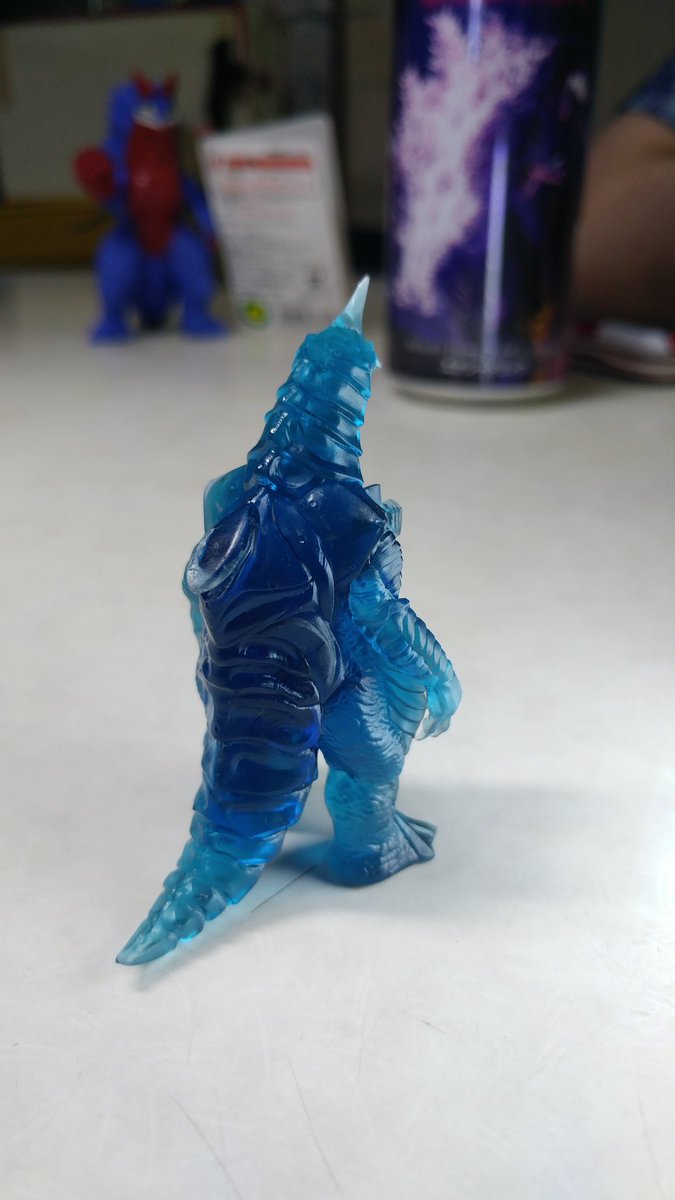 友人から誕プレにわしがデザインした怪獣をCGで作って3Dプリンターで出力してくれたやつを貰いました!!すげぇ!!
手のひらサイズなのにモールドの密度が細かいし再現度が高過ぎる!なんならデザイン画よりカッコいいですわ!! 