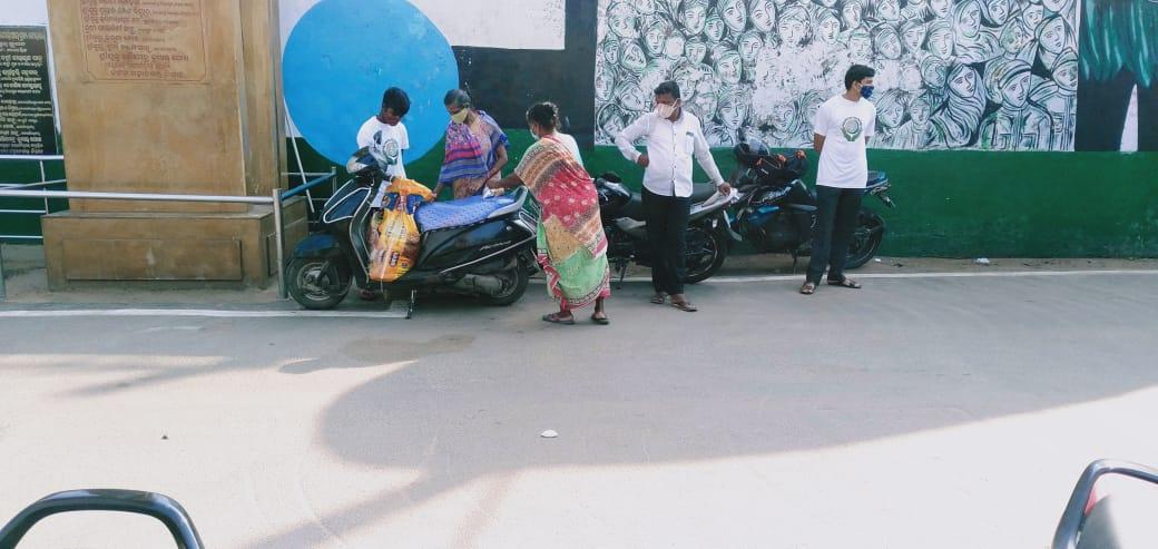 kalingaaid's tweet photo. Distribution of Food Packets was done by the Volunteers of #KalingaAidFoundation at City Hospital and Dargah Bazar area Cuttack. Thanks to our Donors, Volunteers &amp; @odisha_police for their noble work during this pandemic.

#OdishaCares 

@CMO_Odisha @MoParivarOdisha @SRC_Odisha https://t.co/np2CWEfz9s