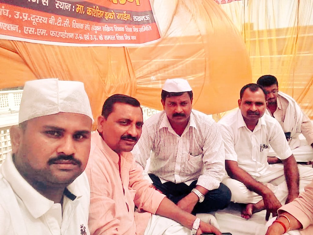 #HBDयोगीजी_SAVEशिक्षामित्र <a href="/myogiadityanath/">Yogi Adityanath</a> <a href="/narendramodi/">Narendra Modi</a>   महोदय आप से सविनय निवेदन कि शिक्षा मित्रों का भविष्य सुरक्षित करने की कृपा करे 🙏🙏🙏