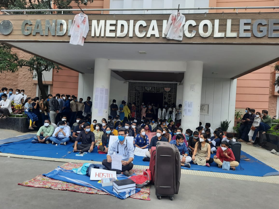 ShankulDwivedi's tweet photo. हॉस्टल खाली करने को कहा था ना...लो कर दिया है खाली #shameonMPgovt 

भिखारियों को सीट लीविंग बॉन्ड के भी पैसे चाहिए लेकिन स्टाइपेंड बढ़ाने में मौत आ रही

गिर लो जितना गिर सकते हो, लेकिन झुका नहीं पाओगे इस बार @ChouhanShivraj @VishvasSarang 

@annyy021 @Akashsoni98 @DashrathSRathod https://t.co/IhOaWnXCRQ