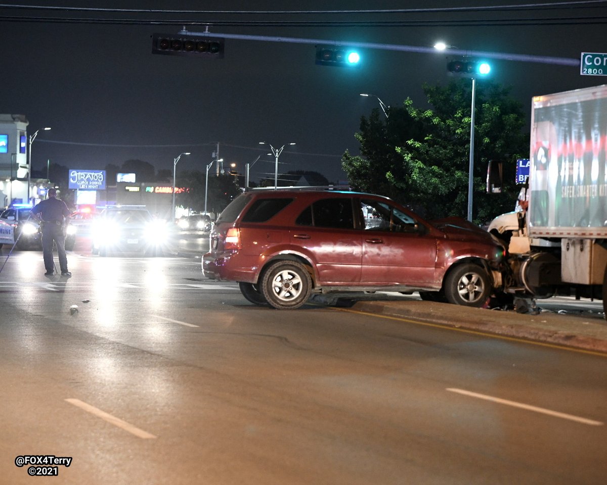 FOX4Terry's tweet photo. A driver loses control of an SUV along W Northwest Hwy. After traveling through Community Dr the SUV strikes and kills a woman standing on the median before crashing into a truck. Story @GoodDayFox4 @FOX4 https://t.co/jkrrGaDGag
