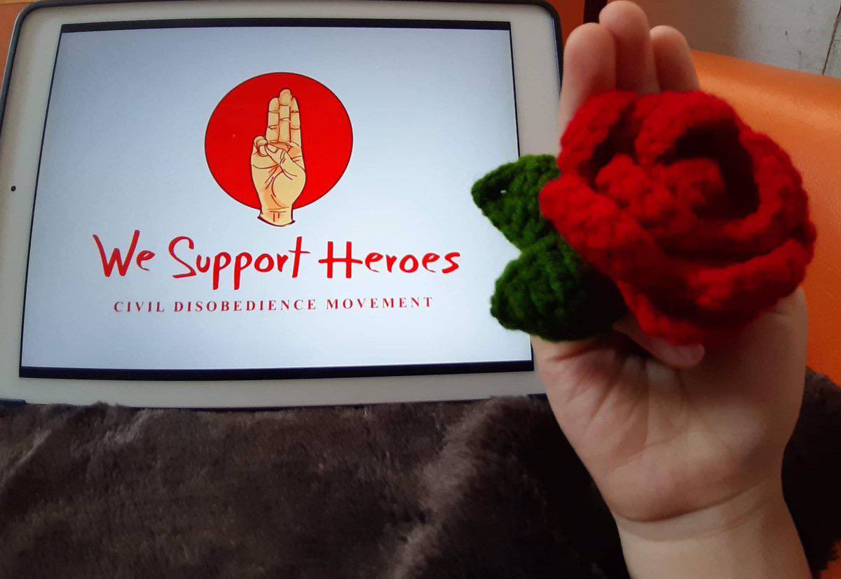 BjyxFan's tweet photo. Crochet flowers strike with three finger salute in Insein, Yangon.  We must reject Military Terrorists in every possible ways. #RejectMilitaryCoup  #WhatsHappeninglnMyanmar  #LessTalkMoreActionsASEAN  #June5Coup https://t.co/rjC2cgtPjA