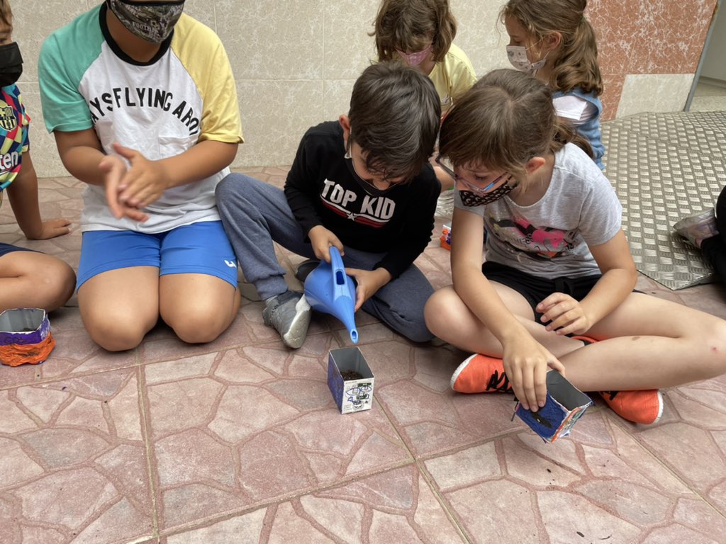 MDC_Lorena's tweet photo. Dissabte 5 de juny: Dia Mundial del Medi Ambient! Des de l’escola, participem plantant 🌸 amb el compromís de protegir el nostre entorn, que les nostres petites accions provoquin reaccions. Està a les nostres mans viure a un món més sostenible, a un món millor!💪 @escolamdcprat https://t.co/xKVR6tYrG5