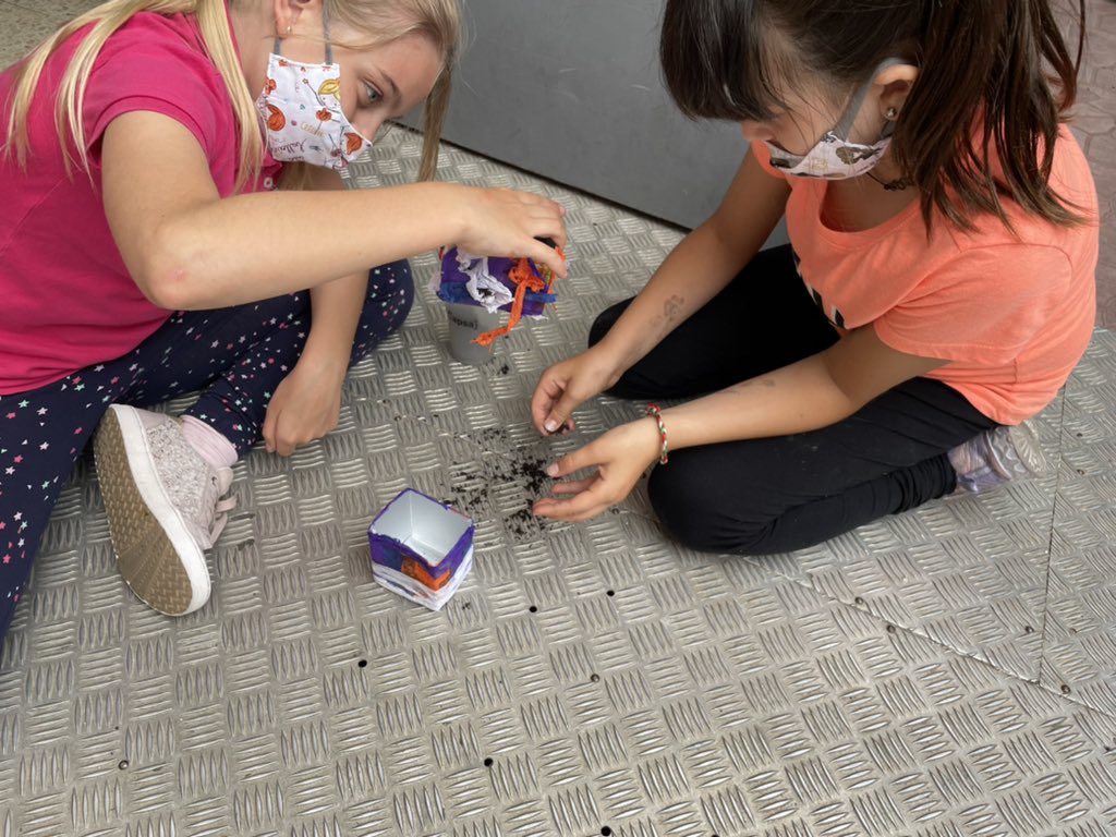 Lorena Varela (@mdc_lorena) on Twitter photo Dissabte 5 de juny: Dia Mundial del Medi Ambient! Des de l’escola, participem plantant 🌸 amb el compromís de protegir el nostre entorn, que les nostres petites accions provoquin reaccions. Està a les nostres mans viure a un món més sostenible, a un món millor!💪 <a href="/escolamdcprat/">escolamdcprat</a> Dissabte 5 de juny: Dia Mundial del Medi Ambient! Des de l’escola, participem plantant 🌸 amb el compromís de protegir el nostre entorn, que les nostres petites accions provoquin reaccions. Està a les nostres mans viure a un món més sostenible, a un món millor!💪 <a href="/escolamdcprat/">escolamdcprat</a>