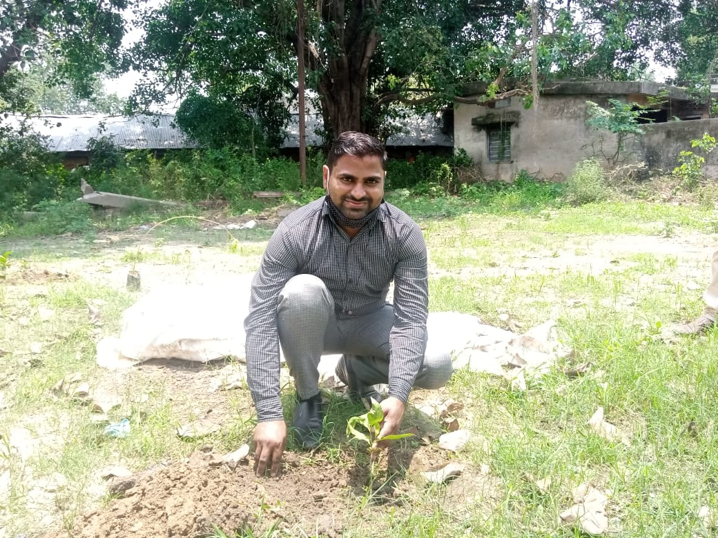 EE3Basti's tweet photo. विश्व पर्यावरण दिवस के अवसर पर विद्युत उपकेंद्र मुंडरवा अन्तर्गत विद्युत व���तरण खण्ड तृतीय बस्ती में वृक्षारोपण कर���े हुए @puvvnlbasti @MD_PuVVNL   @dmbas_ https://t.co/fUfSWd4yPI