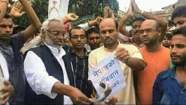 देशको संविधान नै जलाउने व्यक्ति उपप्रधानमन्त्री 
अझै  के के देख्न पाइने हो ओलितन्त्रमा😅😅
आफ्नो कुर्सी जोगाउन जे नी गर्दिने???#