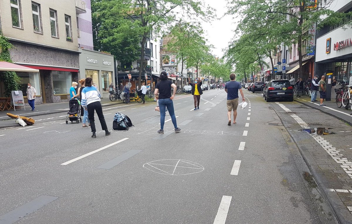 Extinction Rebellion Koln On Twitter Wir Blockieren Friedlich Die Neusser Strasse In Nippes Auf 300 Metern Aktion Steht Stabil Stimmung Ist Gut Das Wetter Bemuht Sich Noch Kommt Rum Seid Dabei