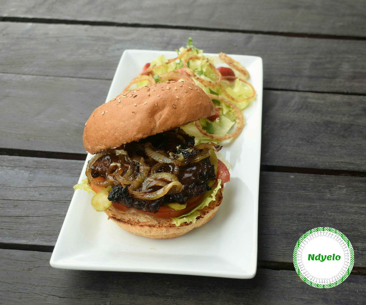 ndyelozw's tweet photo. Once in a while you just feel like a juicy burger.
Ndyelo has you covered on those days๐ช
#burger #beef #chicken #fries #salad #food #foodie #zimbabwe #africa #ndyelo #harare #juicy https://t.co/QpsUcaZmZm