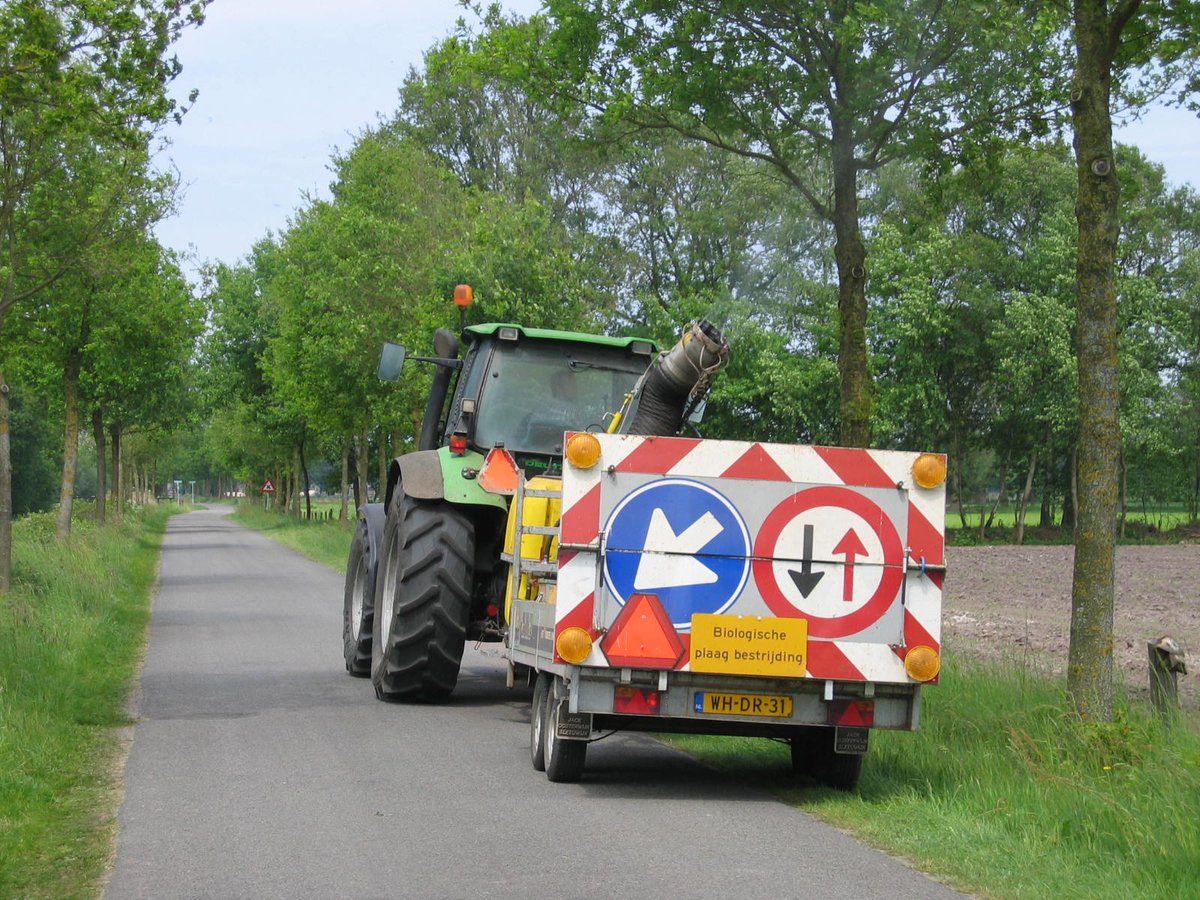 Om de overlast van de #eikenprocessierups te beperken neemt de gemeente verschillende maatregelen. Eén van deze maatregelen is het preventief bespuiten van eikenbomen met een biologisch bestrijdingsmiddel. Komende weken brengen we het middel aan: bit.ly/3vPregk.