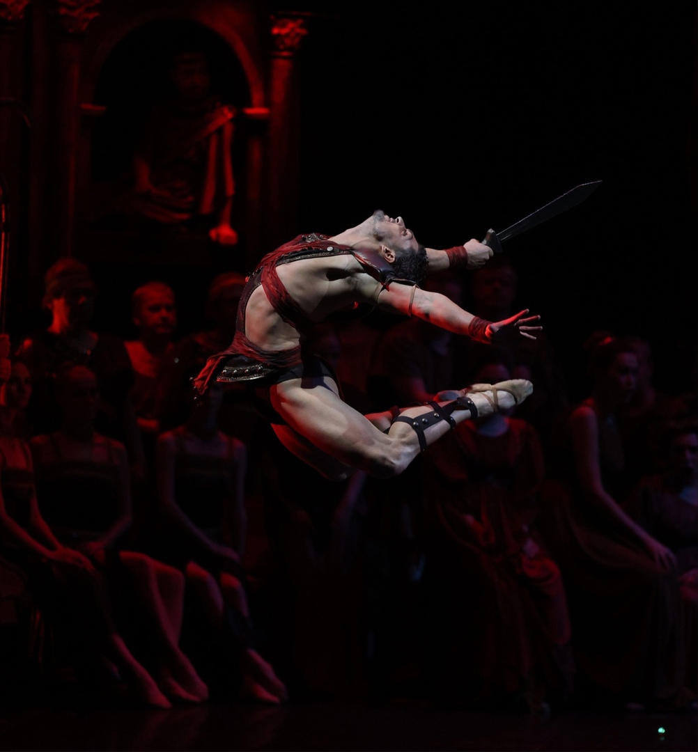 Mikhailovsky_en's tweet photo. The evening performance for adult audience features Ivan Vasiliev, Irina Perren, Denis Matvienko, Valeria Zapasnikova, and Sergey Strelkov.

Start at 6 p.m.

Tickets: https://t.co/8Sq2jdkeb6 https://t.co/wMcEeQreOr
