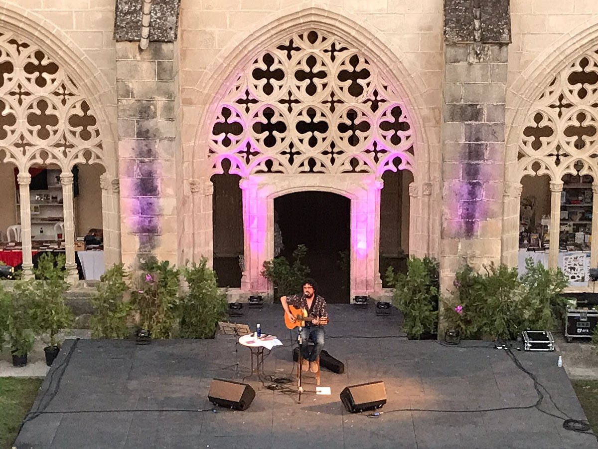 FernandoLoboD's tweet photo. ✨✨¡Qué alegría de concierto ayer!✨✨
#FeriaDelLibroDeJerez #JerezDeLaFrontera #VersosRobados #música #music #concierto https://t.co/mNHhIZr4xC