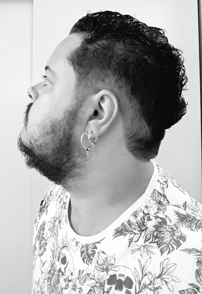 assislu4n's tweet photo. Plantei um moicano, a cada semana vou postar o crescimento aqui no Twitter dessa joça.
#novocorte #cortenovo #moicano #shortmohawk #mohawk https://t.co/mAigA1Rm32