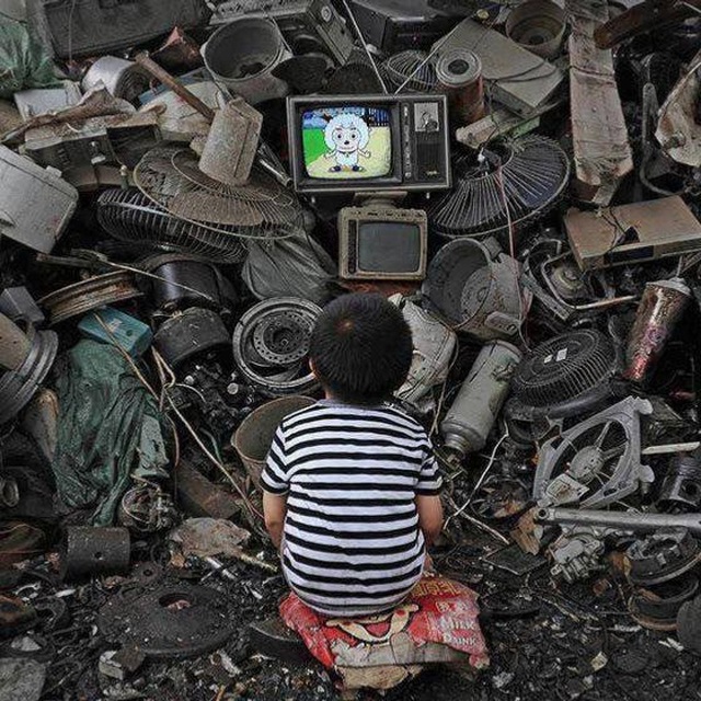 التظاهر بالسعادة اسهل من شرح حزنك للاخرين ...