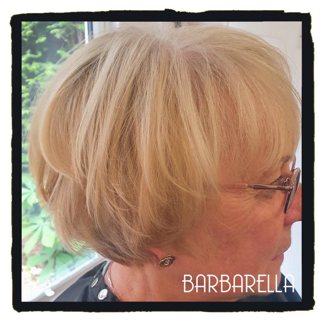 Scattered highlights to compliment 
grown out colour blends subtlety and naturally with 
golden tones ready for the summer weather ahead 💕

#wella #highlights #graduatedbob #northampton 
#hairstsyle