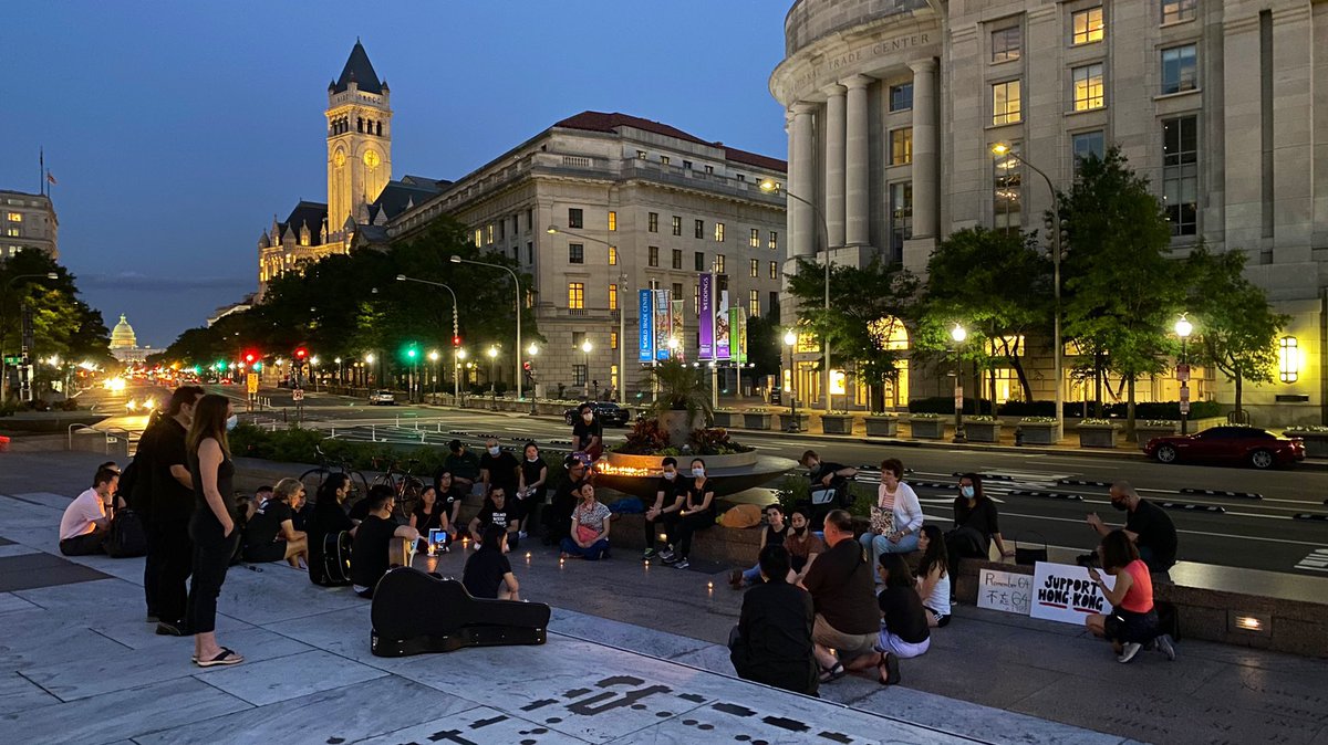 _joeysiu's tweet photo. Candlelight vigil in Washington D.C. marking the 32nd anniversary of June 4th Tiananmen Massacre.
Thank you everyone for coming and friends of @dc4_hk for organizing this together.
#RememberJuneFourth 🕯💛 https://t.co/gSinhVGlk5