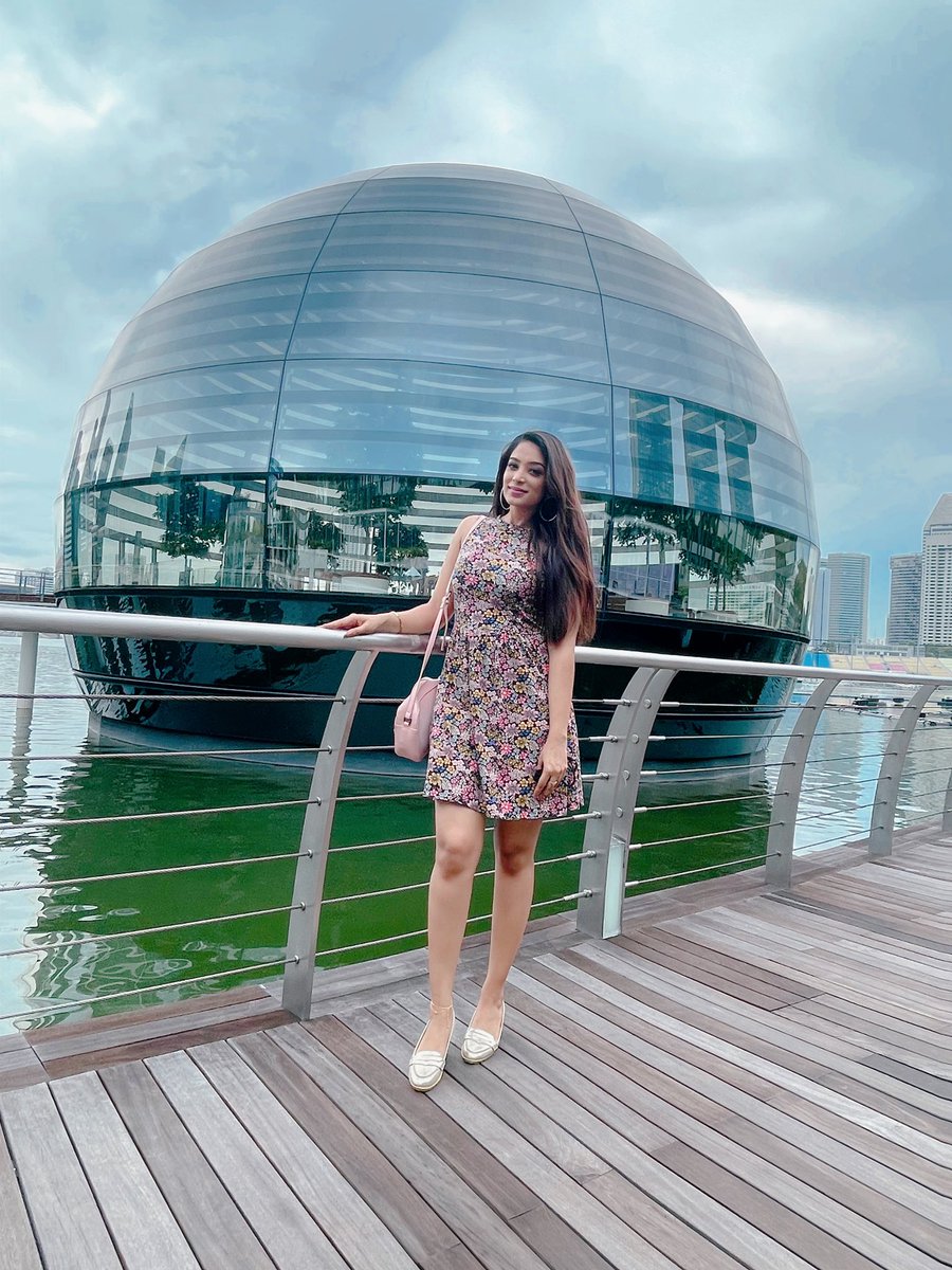 vj_diya's tweet photo. World’s first floating Apple store ❤️ Click the link https://t.co/PShswSbvG9 to watch my recent Vlog on the 360 degree experience 🥰
#krazykanmani #diyavj #diyamenon #singapore #floatingapplestore #floatingapplestoresingapore #marinabaysands https://t.co/pcUB8zMgBX