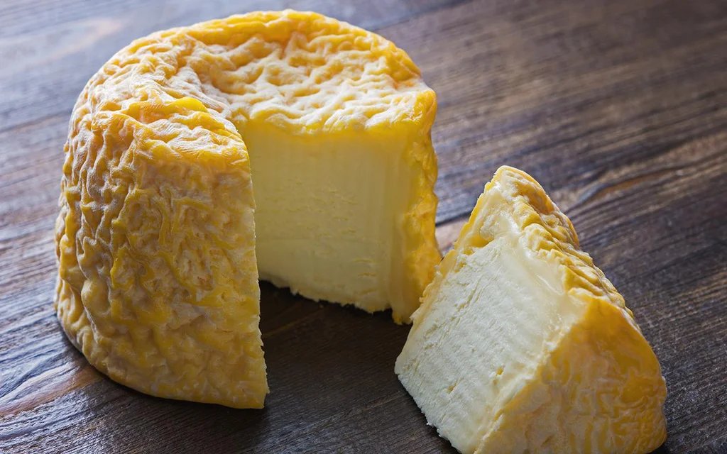 Сильно пахнущий сыр. Лангр сыр. Чыкыт Чувашский сыр. Французский сыр Лангр. Сырные формы.