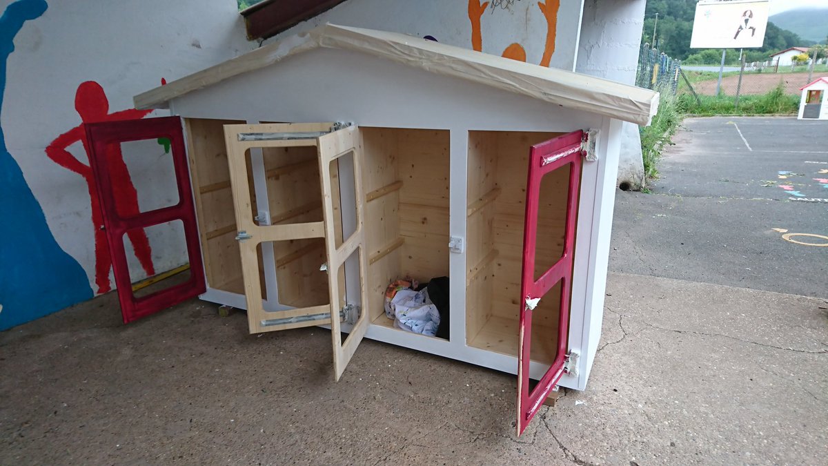 Boîte à livres, boîte à dons...
La peinture avance... 😉
Deux couches de blanc, OK ✌️
On a attaqué le rouge basque 🌶️ 👌
#serviam
Installation prévue au village le 26 juin 😉
