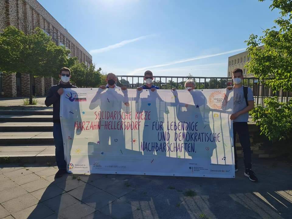 Akteur*innen des Bündnisses für Demokratie und Toleranz Marzahn-Hellersdorf sind bereits seit 8.00 Uhr früh am Elsterwerdaer Platz um gegen den heute beginnenden Landesparteitag der Berliner AfD zu protestieren. Wir stehen für ein buntes &amp; vielfältiges Marzahn-Hellersdorf!