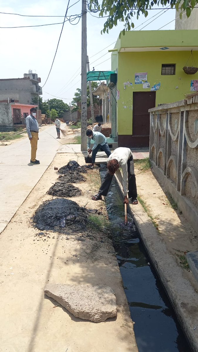 doprup_Bulandsh's tweet photo. जनपद बुलन्दशहर मे आज दिनाॅक 05.06.2021 को विशेष स्वच्छता अभियान के अन्तर्गत जिला पंचायत राज अधिकारी बुलन्दशहर द्वारा विकास खण्ड बुलन्दशहर की ग्राम पंचायत काहिरा मे सफाई कार्य का निरीक्षण करते हुए।,@dmbulandshahr,@uppanchayatiraj,@SBMgBulandshahr,@CMOfficeUP ,@myogioffice, https://t.co/z3oZQGk70H