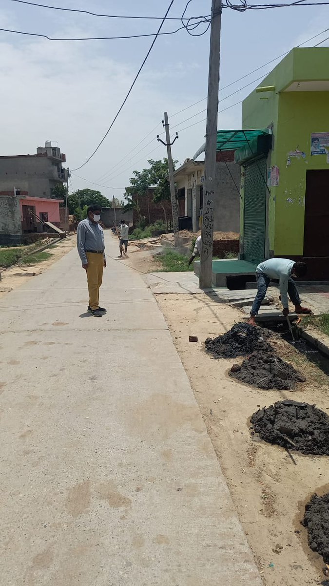 doprup_Bulandsh's tweet photo. जनपद बुलन्दशहर मे आज दिनाॅक 05.06.2021 को विशेष स्वच्छता अभियान के अन्तर्गत जिला पंचायत राज अधिकारी बुलन्दशहर द्वारा विकास खण्ड बुलन्दशहर की ग्राम पंचायत काहिरा मे सफाई कार्य का निरीक्षण करते हुए।,@dmbulandshahr,@uppanchayatiraj,@SBMgBulandshahr,@CMOfficeUP ,@myogioffice, https://t.co/z3oZQGk70H