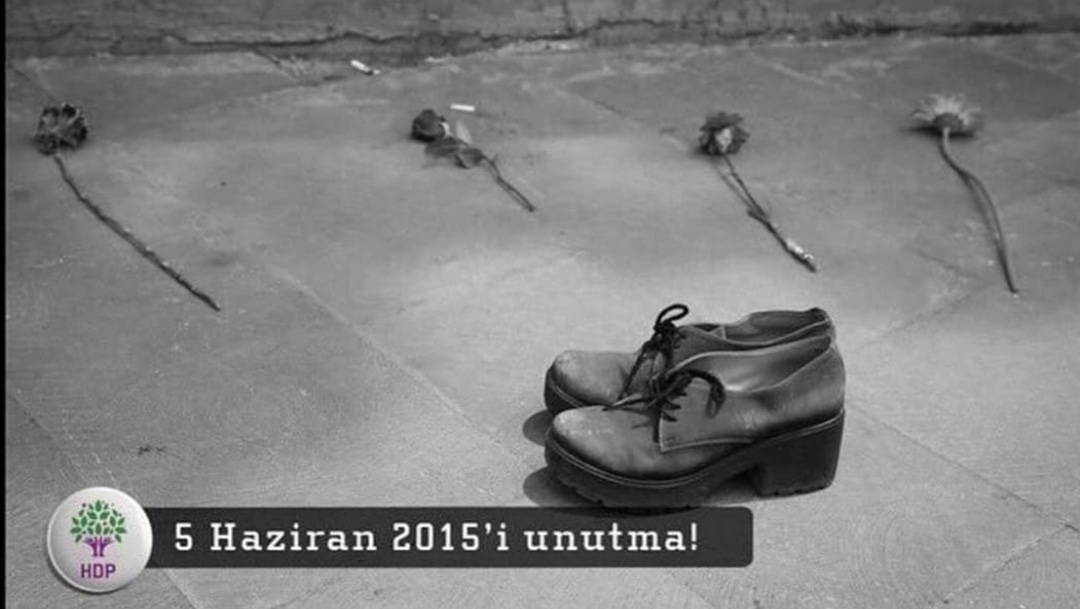 5 Haziran 2015 HDP Amed Mitinginde yapılan saldırıyı lanetliyor, yitirdiğimiz yoldaşlarımızı saygı ve minnetle anıyoruz.
Şarkılarımızı, halaylarımızı kana buladılar..
O gün umudun kana bulandığı gündü..
 #5haziranAmedkatliamı