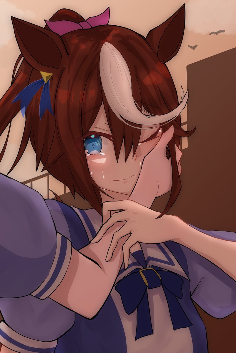 人(ウマ)の手を借りて涙を拭うテイオー 